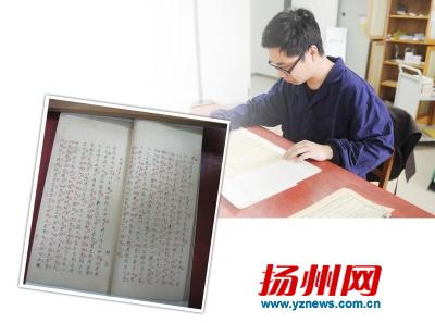 周永强正在修复古籍