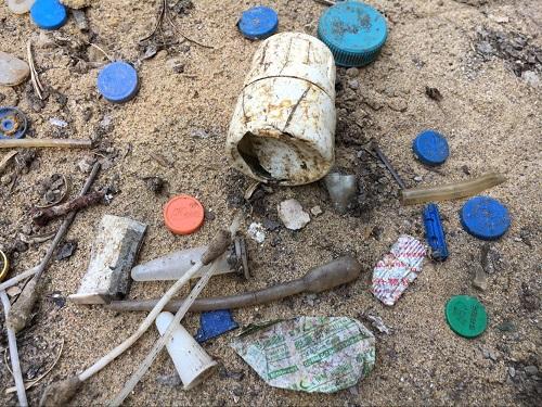 京津交界现大量疑似医疗垃圾 离居民区不到100米