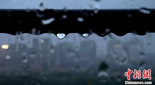 6月23日，雨中的北京。6月22日晚间至23日，北京持续降雨。<a target='_blank' href='http://www.chinanews.com/'>中新社</a>记者 侯宇 摄