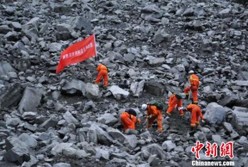 救援人员现场探测?！×踔铱?摄 
