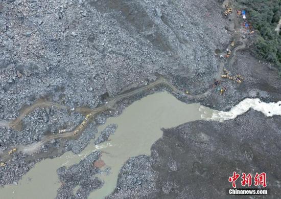 航拍四川茂县山体垮塌救援现场。<a target='_blank' href='http://www.chinanews.com/'>中新社</a>记者 刘忠俊 摄