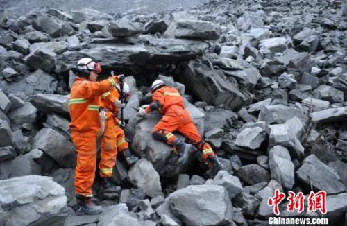 救援人员使用生命探测仪进行探测?！×踔铱?摄