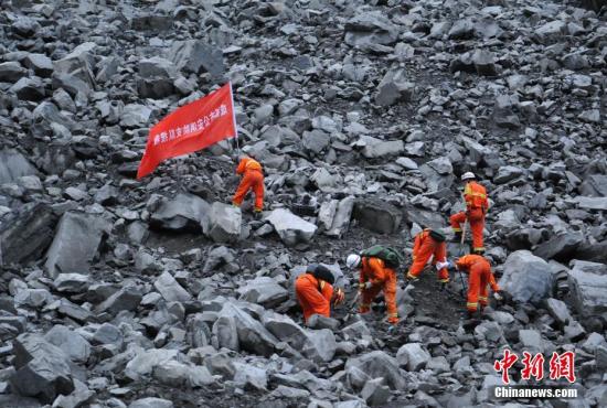 6月24日，拍摄的救援现场。当日，四川茂县叠溪镇新磨村新村组富贵山山体突发高位垮塌，导致62户120余人被掩埋。目前，大批救援人员正在现场展开紧张救援工作。 刘忠俊 摄