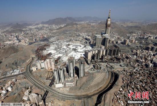 当地时间2016年9月13日，沙特麦加，沙特安全人员正注视着大屏幕上从圣城各个角落传来的实时监控视频，从公路到人员密集区域全覆盖。