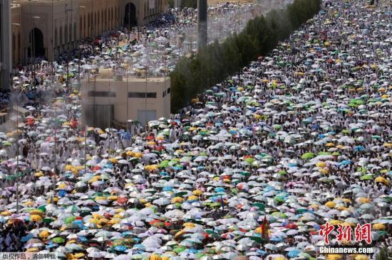 当地时间9月12日，沙特阿拉伯麦加大清真寺附近Mina市，一年一度的穆斯林朝圣活动举行Jamarat(石击恶魔)仪式，朝圣者对象征魔鬼的三堵墙掷石块以示抗拒。