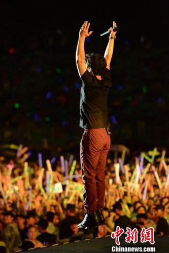 李健在舞台上跳动。　钟欣　摄