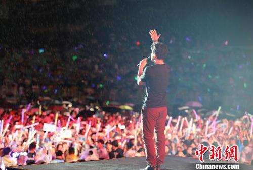 虽然当天下着大雨，但仍然挡不住歌迷们的热情。　钟欣　摄