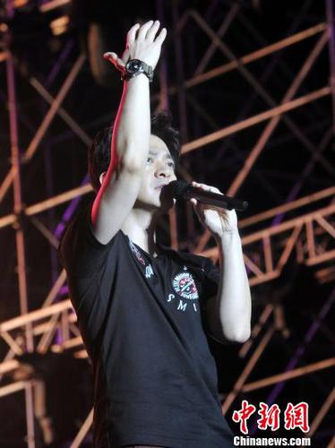 李健与现场歌迷互动。　刘占昆　摄