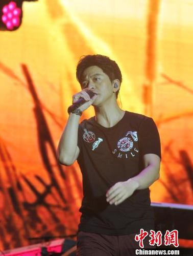 李健的声音清澈、清新，在他淡雅柔和的声调中，温暖了现场所有乐迷的心。　刘占昆　摄