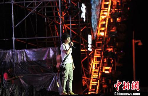 赵雷献唱《南方姑娘》《成都》等歌曲，引起现场粉丝齐声合唱。　刘占昆　摄