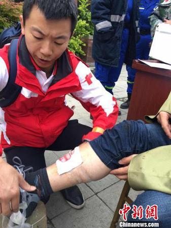 四川省红十字会救援队员在叠溪现场救治伤员?！∷拇ㄊ『焓只崽峁?摄