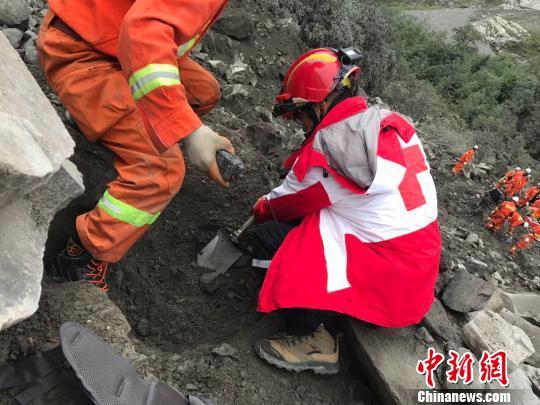 四川省红十字会救援队员参与现场搜救行动?！∷拇ㄊ『焓只崽峁?摄