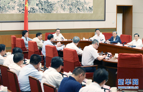 　　6月22日，中共中央政治局常委、国务院总理、党组书记李克强主持国务院党组理论学习中心组学习讲座，就新一轮世界科技革命和产业变革若干前沿领域发展态势进行专题学习。新华社记者 姚大伟 摄