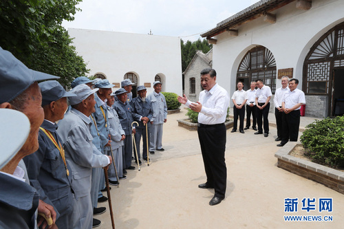 　　6月21日，中共中央总书记、国家主席、中央军委主席习近平到山西考察调研。这是习近平来到兴县晋绥军区司令部旧址，同当年在晋绥边区参加对敌斗争的老战士们亲切交谈。新华社记者 庞兴雷 摄