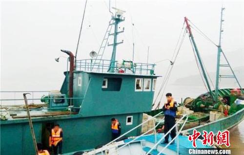 图为执法人员执法现场。宁波市象山县海洋与渔业局供图