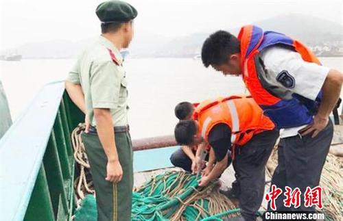 图为执法人员执法现场。宁波市象山县海洋与渔业局供图
