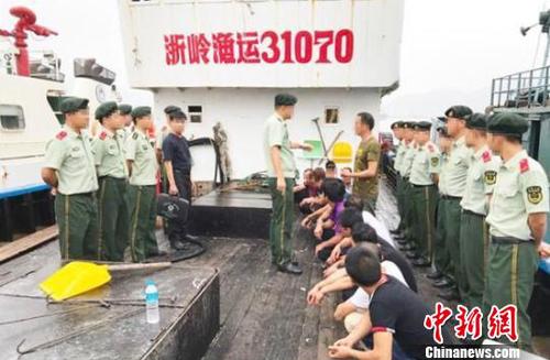 图为执法人员查扣现场。宁波市象山县海洋与渔业局供图