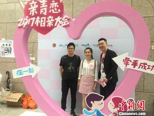 现场成功配对的情侣与现场工作人员合影?!≈\畿?摄 现场成功配对的情侣与现场工作人员合影?!≈\畿?摄