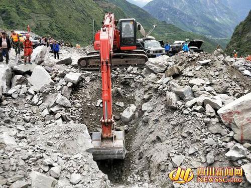 武警官兵持续救援徒手刨挖 趴地画面让人泪目