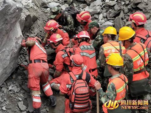 武警官兵持续救援徒手刨挖 趴地画面让人泪目