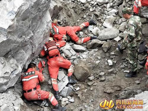 武警官兵持续救援徒手刨挖 趴地画面让人泪目