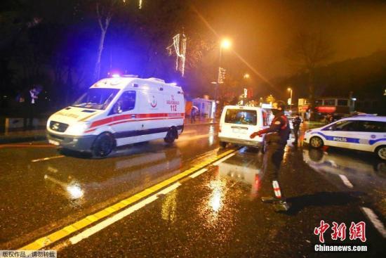 报道称，枪击事件发生在当地时间凌晨1时30分左右，一名身着圣诞老人服装的枪手进入夜总会，向人群射击。事发时，夜总会内共有数百人。图为救护车在事发现场附近。