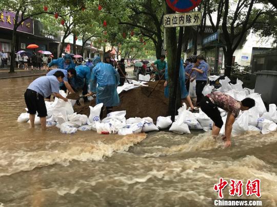 图为兰溪民众协力堆沙包，严防死守汛情 奚金燕 摄