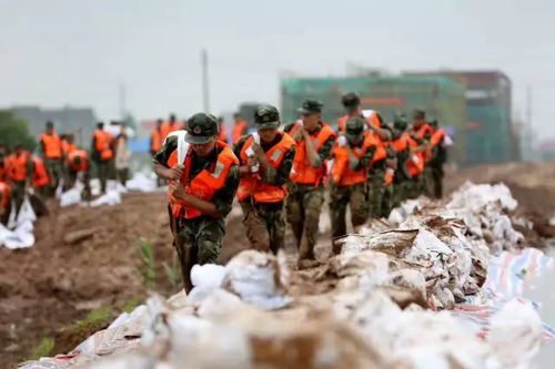 钱塘江流域暴发建国后第二大洪水 百年古桥被冲毁