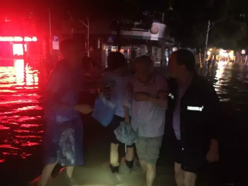 钱塘江流域暴发建国后第二大洪水 百年古桥被冲毁