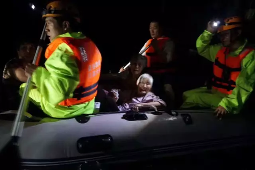 钱塘江流域暴发建国后第二大洪水 百年古桥被冲毁