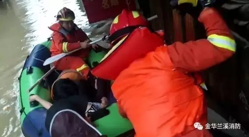 钱塘江流域暴发建国后第二大洪水 百年古桥被冲毁