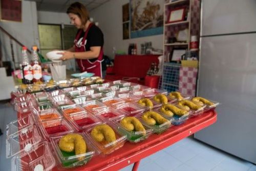 泰国女子制作超逼真大便状蛋糕 受网友热捧