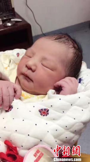洪和强可爱的新生女儿。周洁梅提供