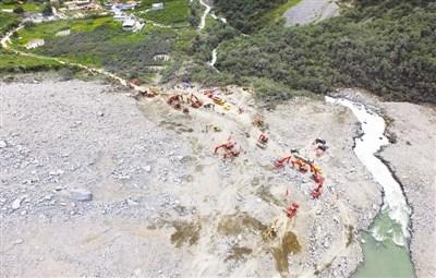 民间救援队在四川茂县的生命探寻路:不放过一丝一毫机会