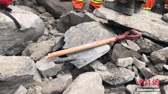 6月26日，四川藏县山体垮塌已超过48小时，工作人员搜救持续。图为救援用的消防铲折断。<a target='_blank' href='http://www.chinanews.com/'>中新社</a>记者 魏尧 摄