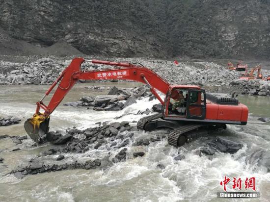 四川省茂县“6?24”山体高位垮塌滑坡后，武警水电部队投入580名兵力、183台大型救援装备在核心区展开人员搜救、道路抢通和河道疏通等任务。截至25日晚19时，该部队累计抢修道路1000米、搜寻探测2300平方米、翻挖石渣11000立方米，抢险救援工作正在紧张进行。陈克林 摄