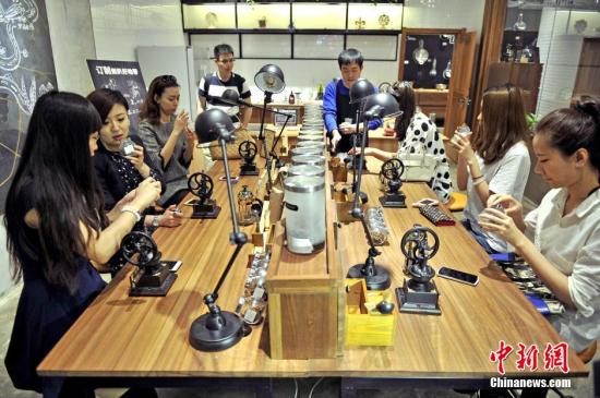 4月27日，顾客在“良食局”内体验自制咖啡。当天，中国第一家购物中心O2O情景式会员体验中心“良食局”在天津大悦城启幕。作为天津大悦城APP中的会员线下实体店，良食局将完成O2O积分消费模式，并通过一系列增值服务，将其打造成为线上线下立体化会员体验平台。顾客可以在店铺内的“粮仓”区体验打粮、装粮的乐趣，“咖啡先生”区可以自己动手做咖啡，“等你来掌勺”的厨房区可以自己动手为朋友们做饭等。<a target='_blank' href='http://www.chinanews.com/'>中新社</a>发 佟郁 摄