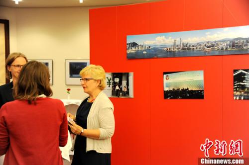 展出的系列图片反映了中英香港政权交接仪式等重要历史瞬间，以及香港回归以来的各项发展成就。<a target='_blank' href='http://www.chinanews.com/'>中新社</a>记者 彭大伟 摄