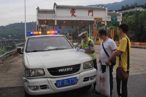 男子去年高速路停车摘李子被罚 今年徒步来摘再次被逮
