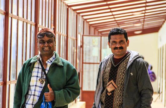 两名朝圣的印度香客(来源:国际在线)