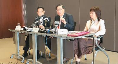 梁君彦(中)接受记者采访。