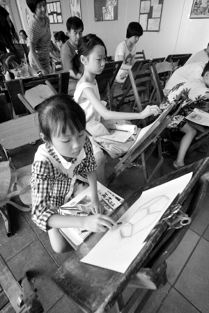 孩子们正在学习素描  点击进入下一页