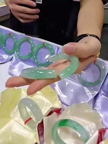 游客试戴30万手镯摔碎后吓晕 知情人:进价10多万