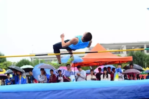 21岁小伙公交车上心脏骤停无人施救 父母都是医生