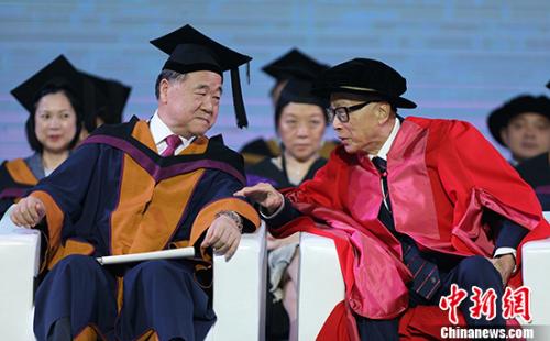 李嘉诚和莫言在汕头大学毕业典礼上。图片来源:视觉中国
