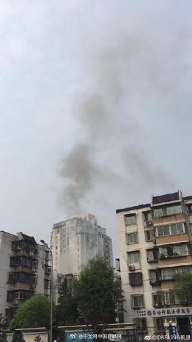 北京南十里居居民楼发生爆炸 现场浓烟滚滚