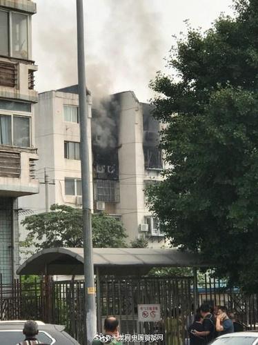 北京南十里居居民楼发生爆炸 现场浓烟滚滚