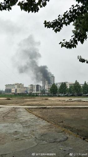 北京南十里居居民楼发生爆炸 现场浓烟滚滚