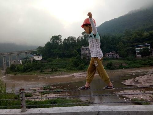 父亲培养儿子当网红:网络世界需要的只是争议