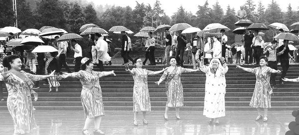 在韶山，于田爱心妈妈们《库尔班大叔你在哪儿》的精彩表演引来游人驻足观看。